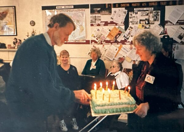 Hugh & Di Willis cutting a cake